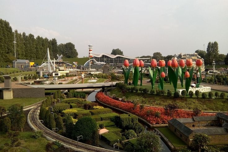 Miniatuur landschap Madurodam met grote tulpen