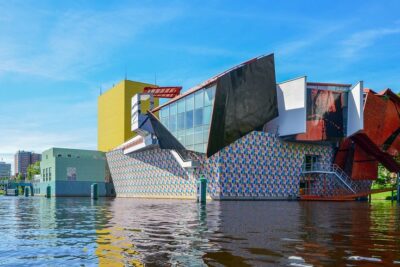 AAnzicht op Groninger Museum over het water