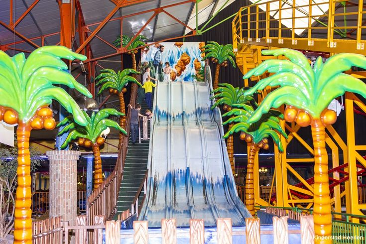 Kinderen op de glijbaan in Kinderstad Heerlen