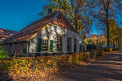 Boerderij in de herfst op het openluchtmuseum