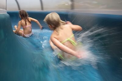 Kinderen op waterglijbaan in subtropisch zwemparadijs